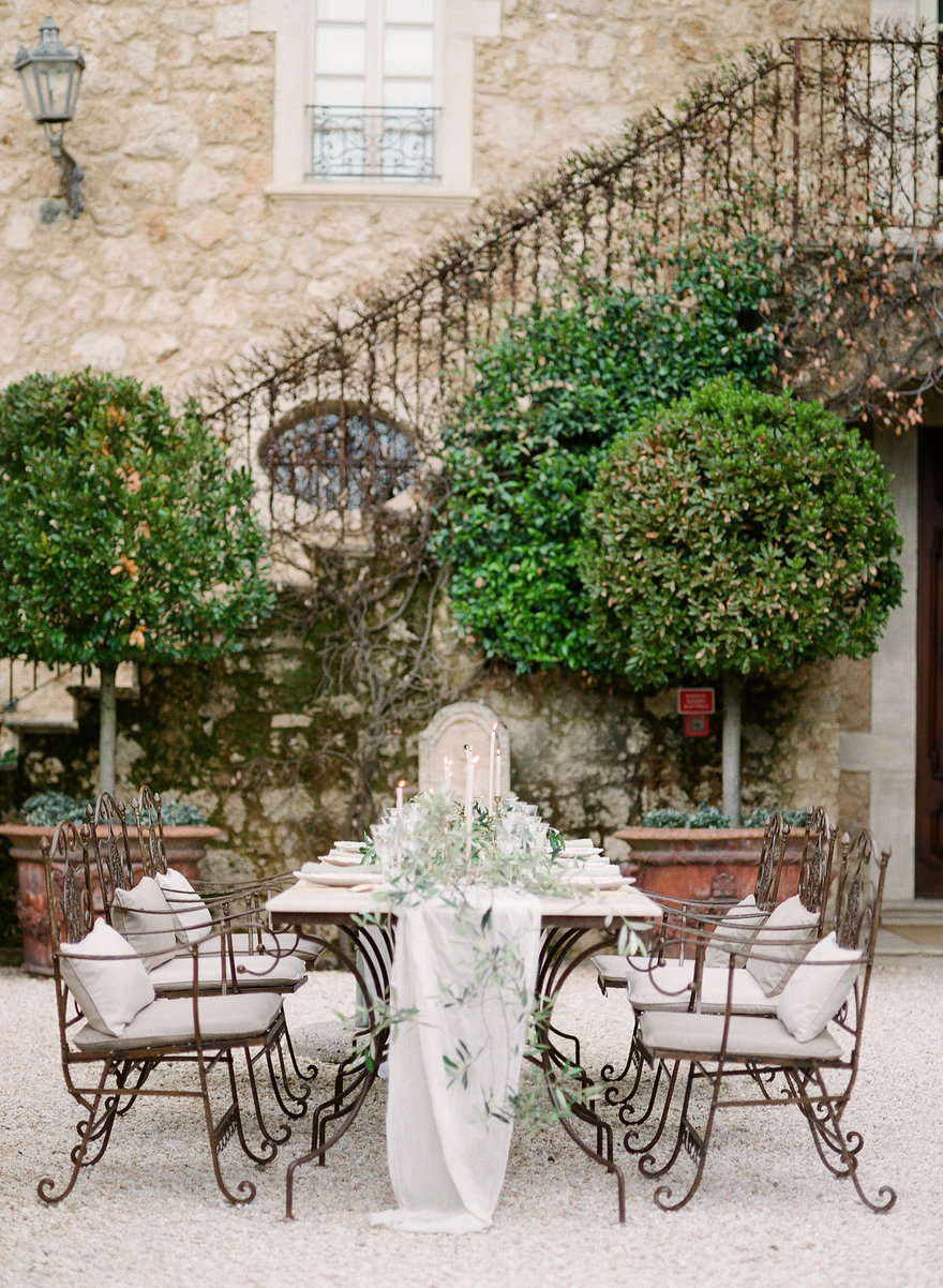SOFT GREEN TONES FOR AN AL FRESCO WEDDING IN TUSCANY AT BORGO SANTO PIETRO